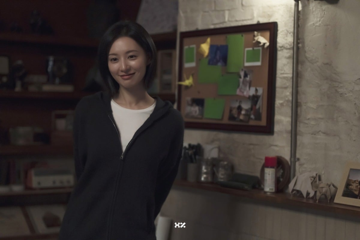 평소 내향적인 성격으로 알려진 배우 김지원이 촬영장에서는 색다른 모습을 보여줬다. / 사진제공=하이지음스튜디오