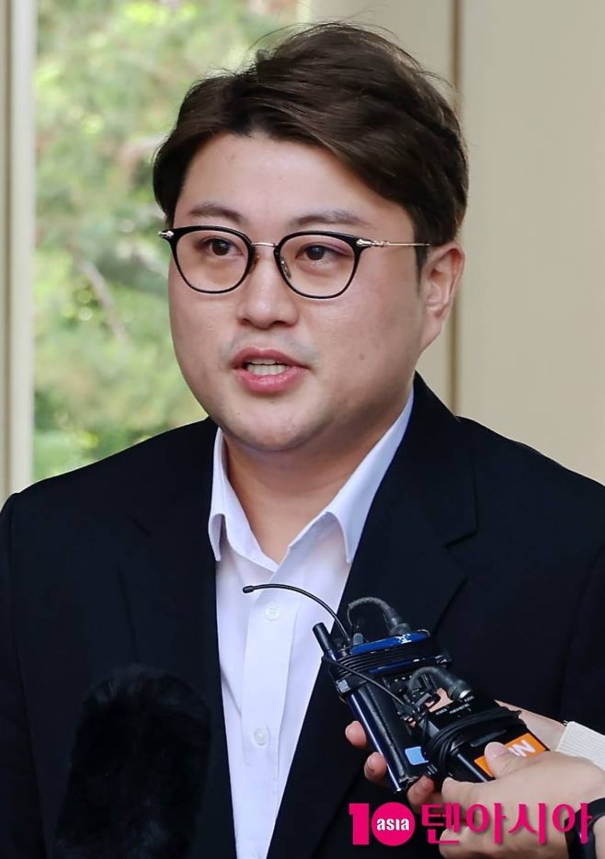 가수 김호중이 취재진의 질문에 답하고 있다. / 사진=텐아시아 DB