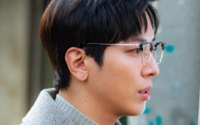 정용화, 키스신 한 번 없이 톱스타 됐다…'멜로 장인'의 치명적인 결점 ('밑끝너')
