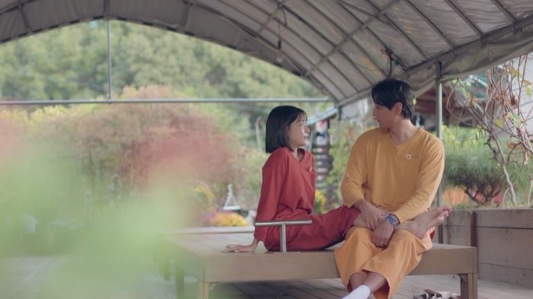 김요한이 11살 연하 연인 오연희에게 과감한 애정 표현을 건넨다. / 사진제공=채널A