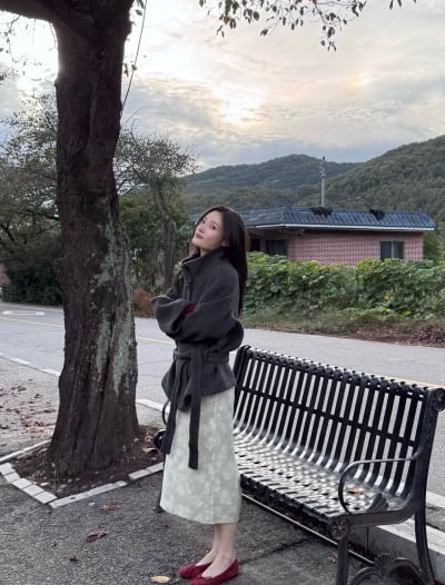 정채연, 시골길에 서 있어도 화보네…몸무게 44.8kg 라더니 청순 끝판왕