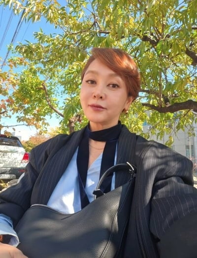 이승연, 가을 햇살 아래 빛나는 동안 미모…'58세'여도 비주얼 안 죽네