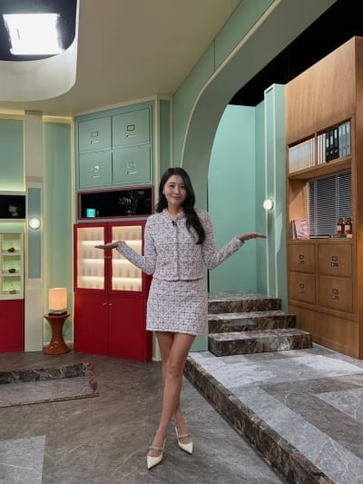 '재혼' 오윤아, 미니스커트로 뽐낸 늘씬한 각선미…'46세' 안 믿겨