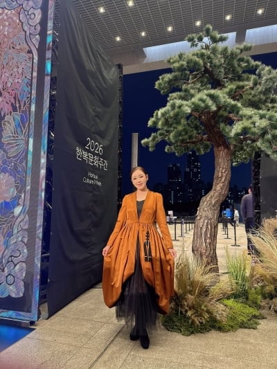 '40세' 송가인, 황금빛 한복 자태 눈부셔…홍보대사 일 제대로 하네