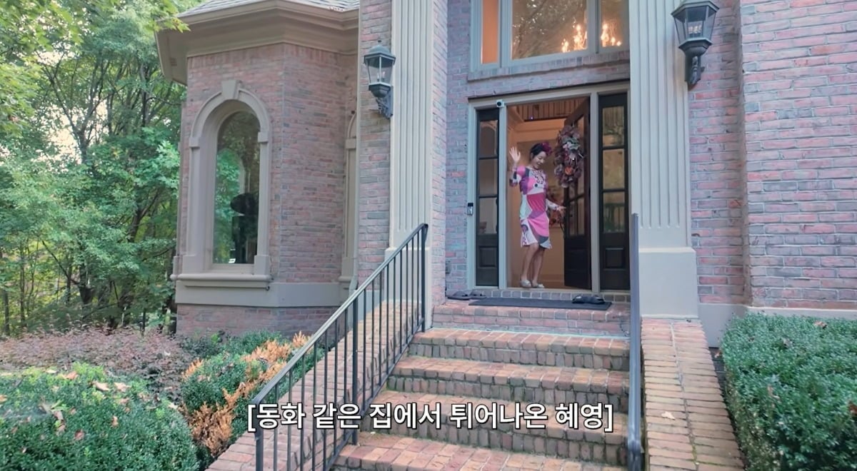 사진 = 이혜영이 미국에 있는 3층 대저택 친정집을 공개했다 / 유튜브 채널 '혜영이는 못말려' 