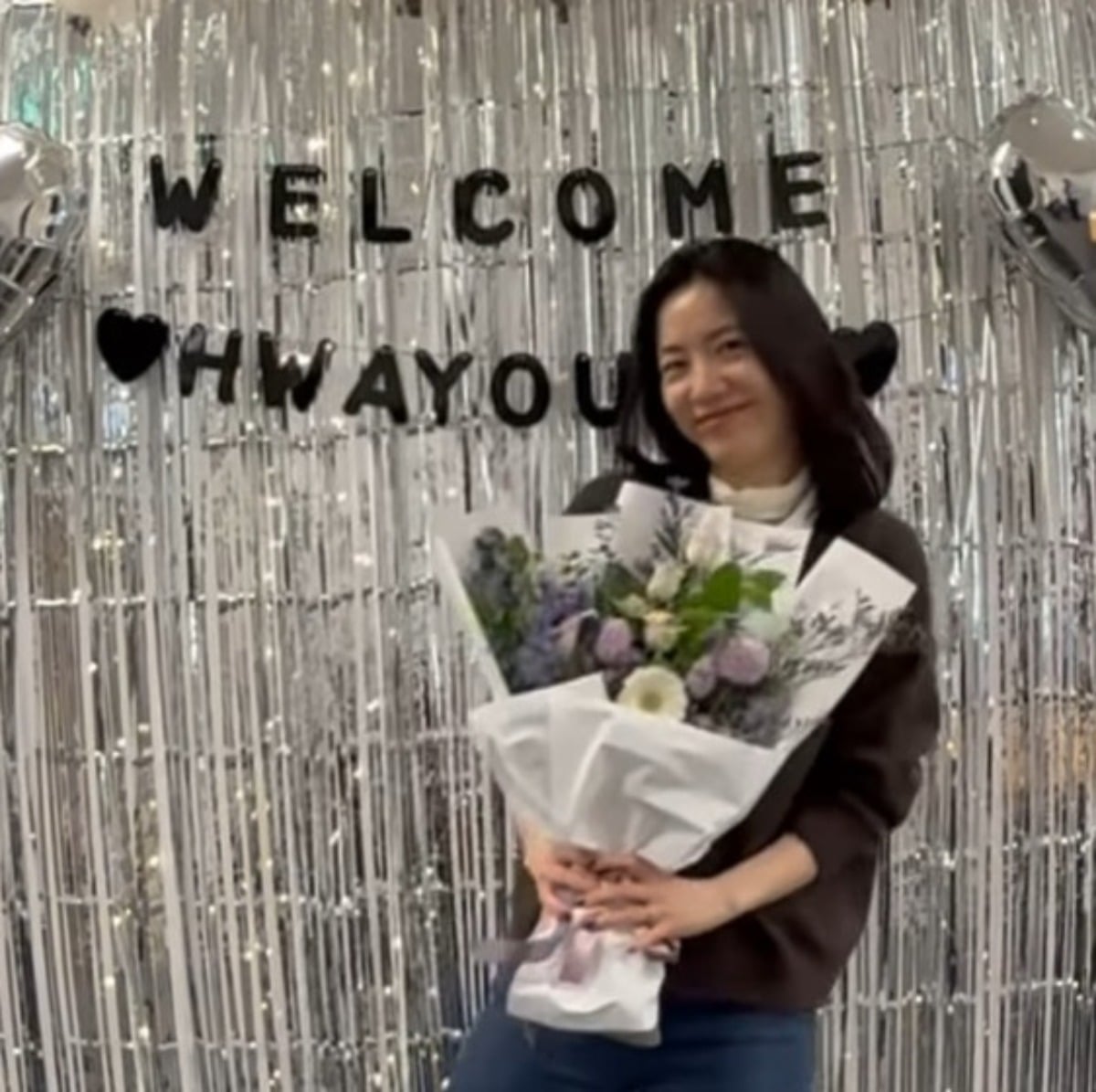 류화영이 새 소속사와 계약을 맺고 축하를 받고 있다. / 사진=류화영 SNS