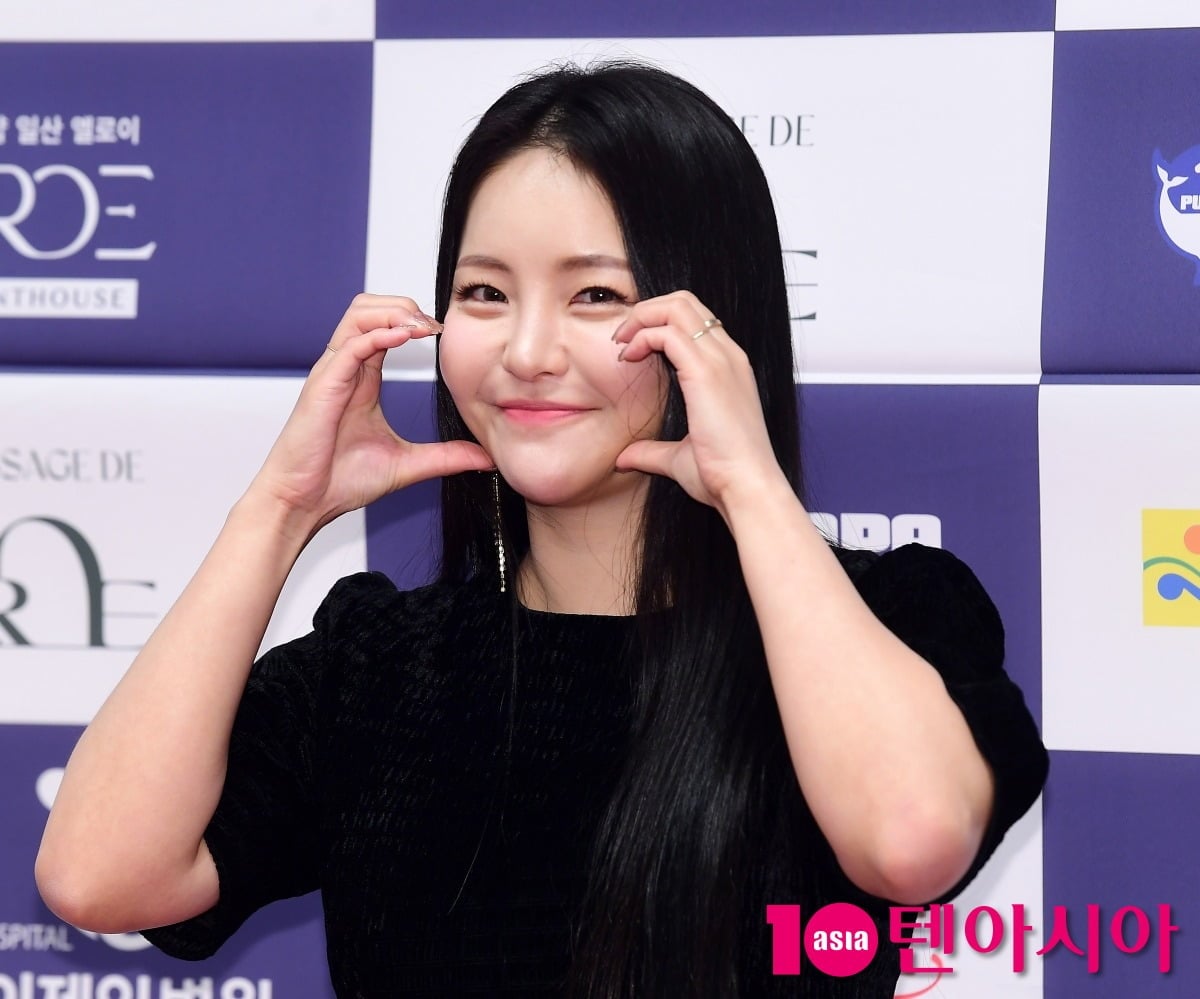 남유정이 공식 행사에 참석해 포즈를 취하고 있다. / 사진=텐아시아DB