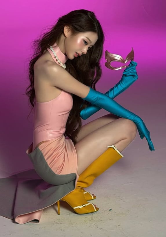 장원영이 뮤직비디오 촬영 중 다양한 포즈를 취하고 있다. / 사진=장원영 SNS