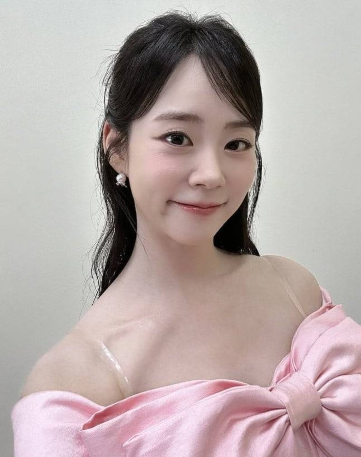 그룹 카라 멤버 한승연이 카메라를 바라보며 미소를 짓고 있다. / 사진=한승연 SNS