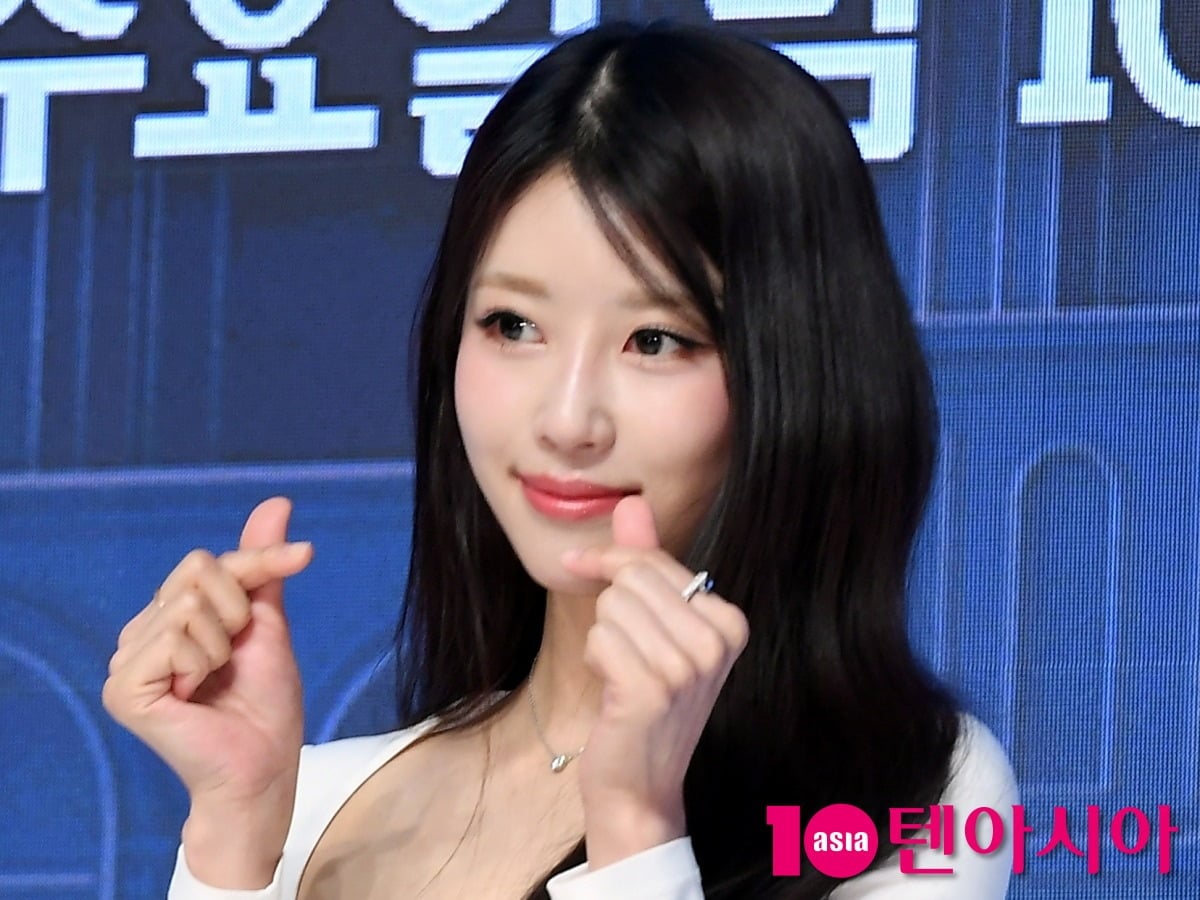 이미주가 공식 행사에 참석해 포즈를 취하고 있다. / 사진=텐아시아DB