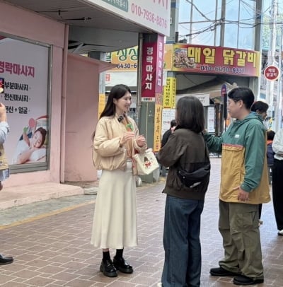 '나솔' 17기 옥순, 오랜만에 전한 근황…홍보대사답게 시장에 떴다