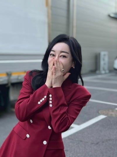 '53세' 김혜은, 배우 넘어 의상 디자인까지 직접…미모 만큼 재능 빛나네