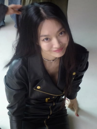신민아, 소화 못 하는 패션이 뭐야…올블랙 가죽 패션→버건디 룩 모두 찰떡