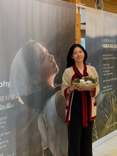 '55세' 이영애, 나이 믿기지 않는 청초한 외모…꾸밈 없는 미소에 시선 집중
