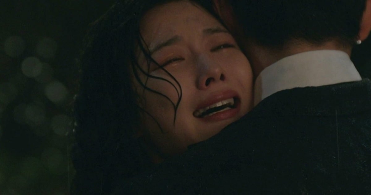 김유정이 박진영 품에서 오열했다./사진제공=tvN