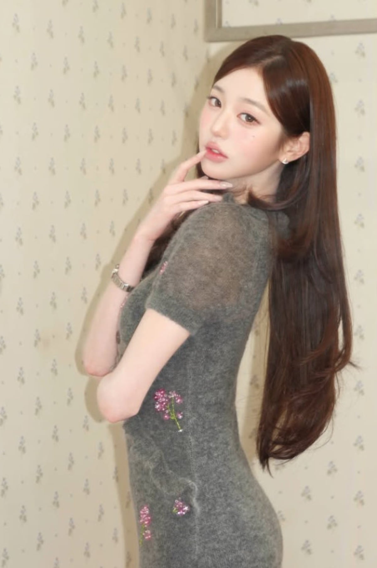 그룹 아이브 멤버 장원영이 포즈를 취하고 있다. / 사진=장원영 SNS