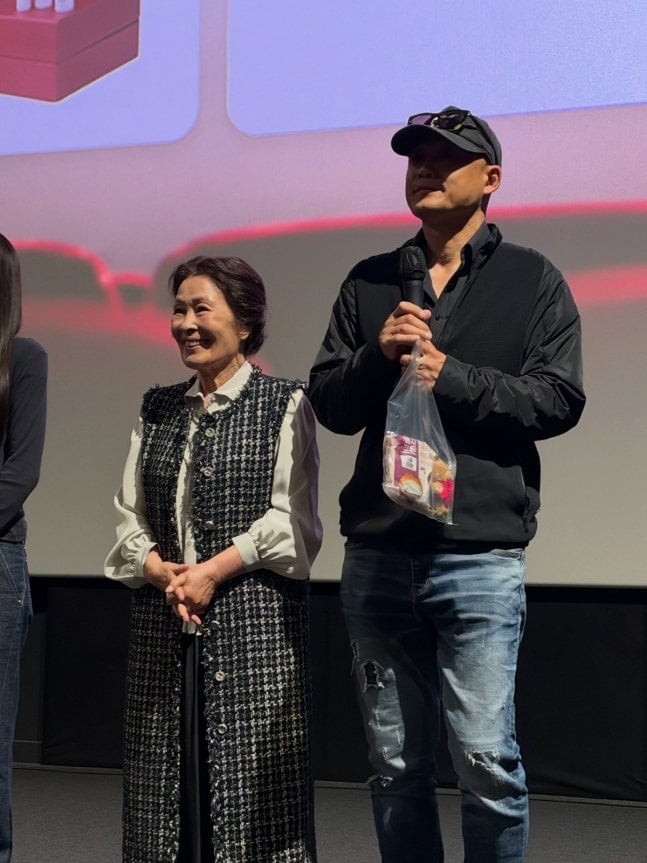 배우 김혜자(85)가 건강 이상설이 불거진 지 약 20일 만에 밝은 모습으로 관객들 앞에 섰다. / 사진=플러스엠엔터테인먼트