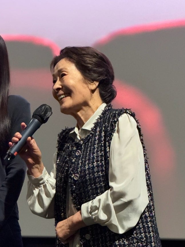 배우 김혜자(85)가 건강 이상설이 불거진 지 약 20일 만에 밝은 모습으로 관객들 앞에 섰다. / 사진=플러스엠엔터테인먼트