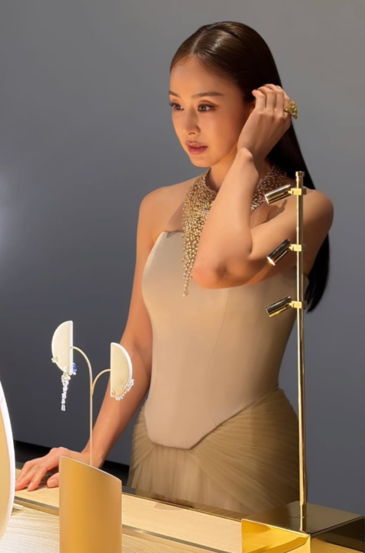 배우 김태희가 명품 주얼리 행사에 참석해 다양한 포즈를 취하고 있다. / 사진=김태희 SNS