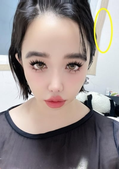 한 달 만에 근황 알린 박봄, 눈썹 필터+포샵으로 '턱 실종'…이리저리 휜 배경까지