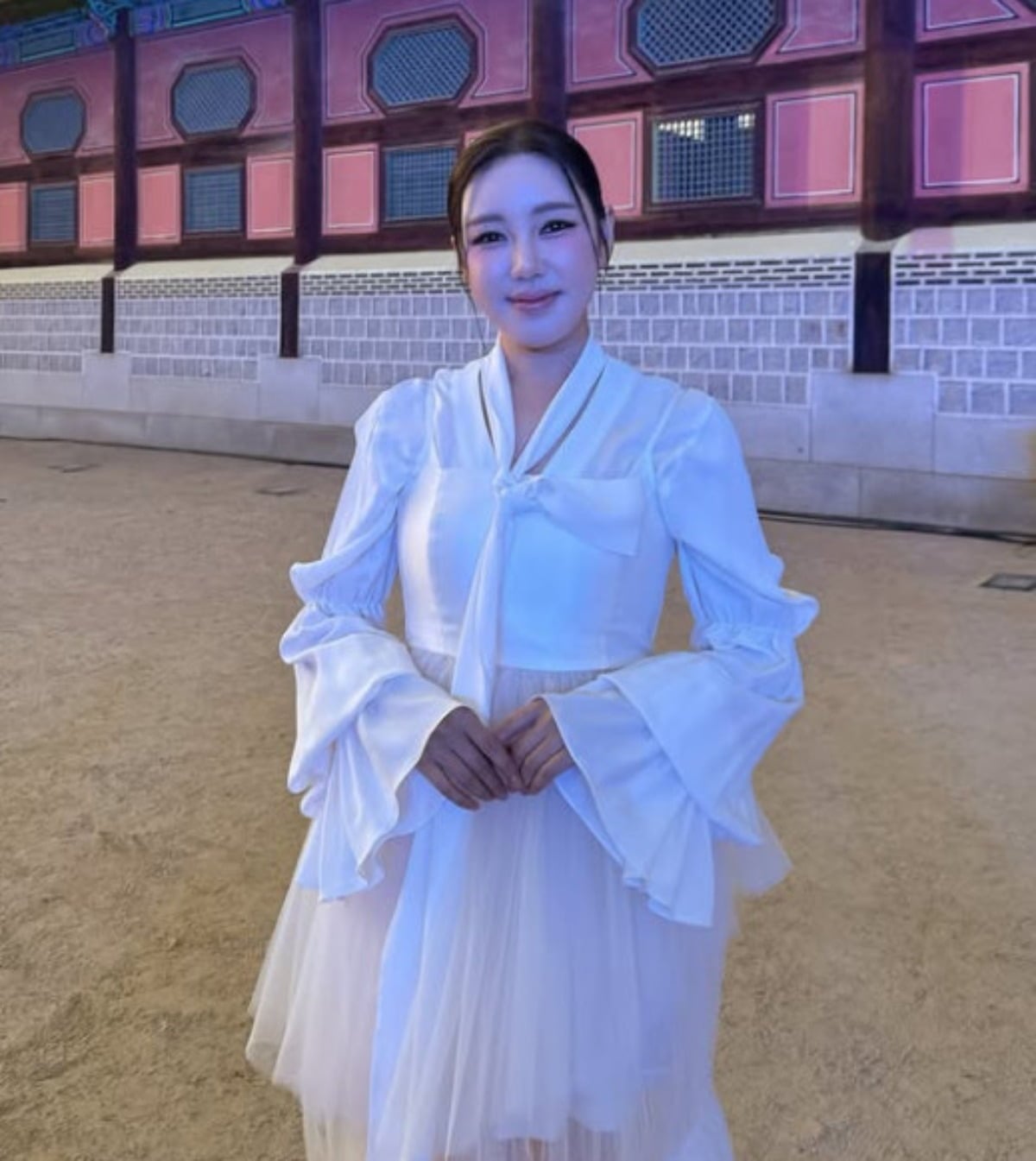 송가인이 무대 의상을 착용한 채 미소를 보이고 있다. / 사진=송가인 SNS