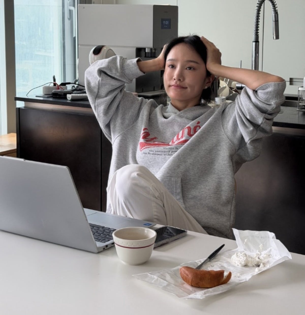 유튜버 헤이지니가 인테리어를 고민하고 있다. / 사진=헤이지니 SNS