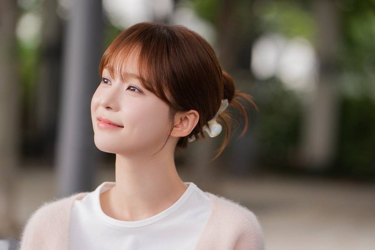 배우 오세영이 아버지 조희봉에게 대기업 취업 사실을 속인 채 가수로 활동한다. / 사진 제공 : 가딘미디어