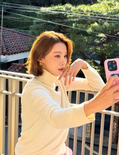 유인영, 단발 변신하더니 셀카 찍는 재미 들렸네…햇살 아래 빛난 미모