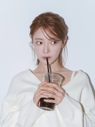 '34세' 이세영, 커피잔이 얼굴만 하네…아역 때 부터 이어진 인형 같은 미모