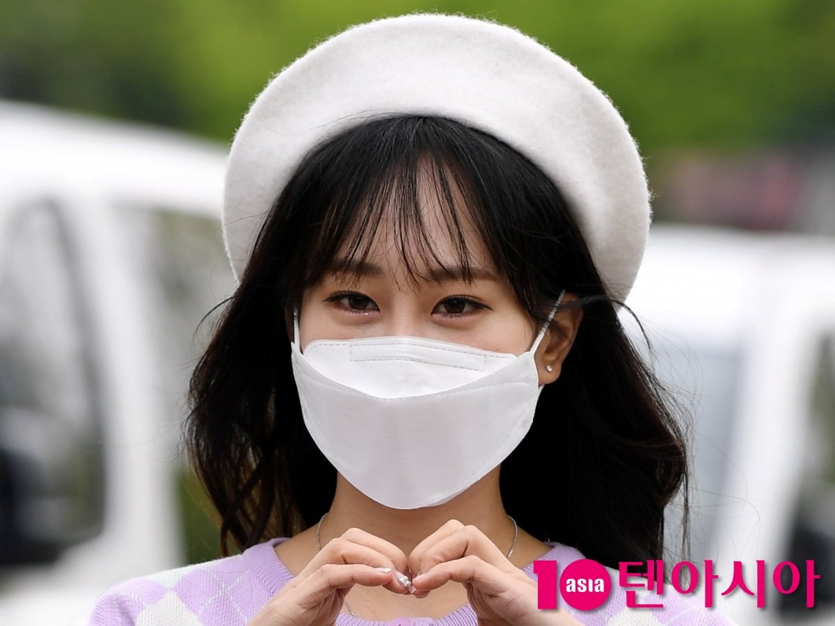 가수 김의영이 하트 포즈를 취하고 있다. / 사진=텐아시아DB