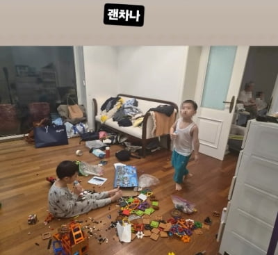 '돌싱' 황정음, 집 안에 두 아들 외에 더 있다…의문의 남성 둘 포착