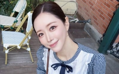 홍수아, 40세 맞아?…미니스커트 입고 인형 같은 비주얼