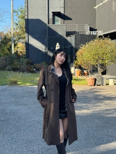 홍진영, 초미니에 롱코트 걸쳤더니…쭉 뻗은 각선미에 '시선 강탈'