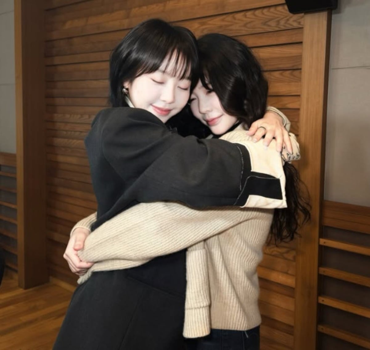 써니와 예원이 포옹하고 있다. / 사진=MBC 라디오 '정오의 희망곡' SNS