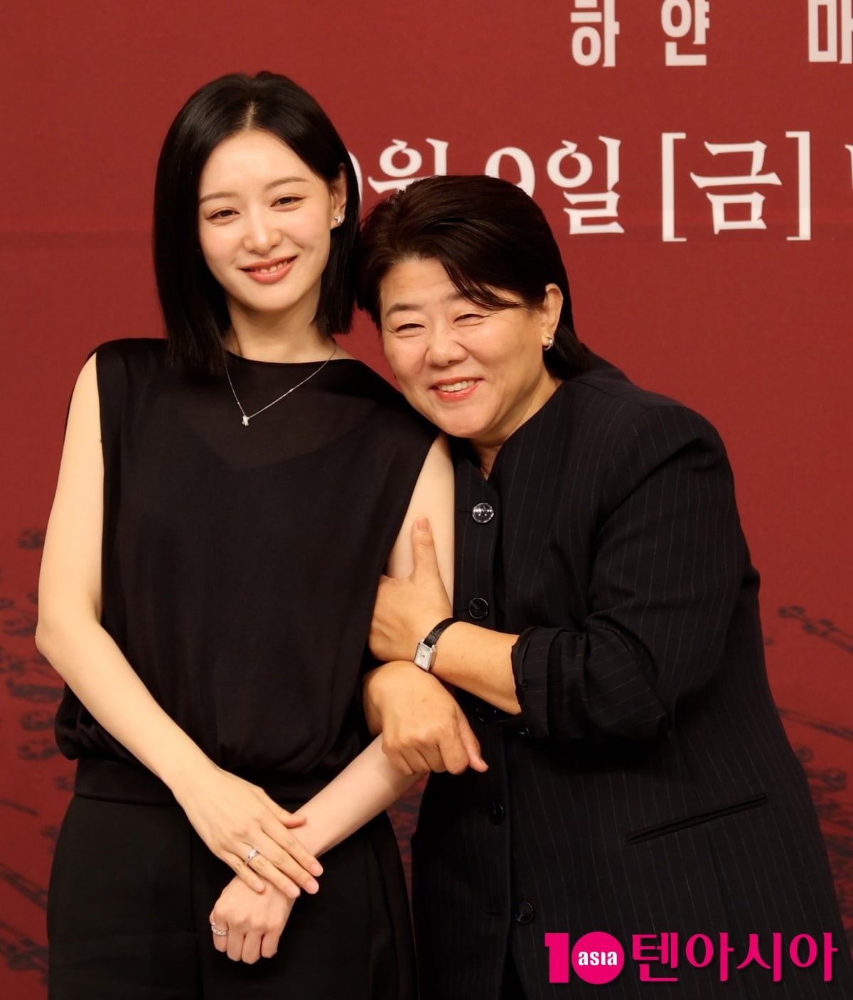 배우 김지원(왼쪽)과 이정은이 SBS 드라마 '닥터X : 하얀 마피아의 시대' 제작발표회에서 포즈를 취하고 있다. / 사진=텐아시아DB
