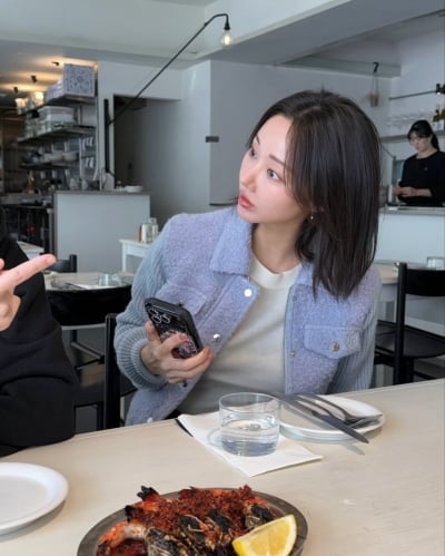 한그루, 카페에서 포착된 놀라운 미모…화보 같은 글래머 몸매