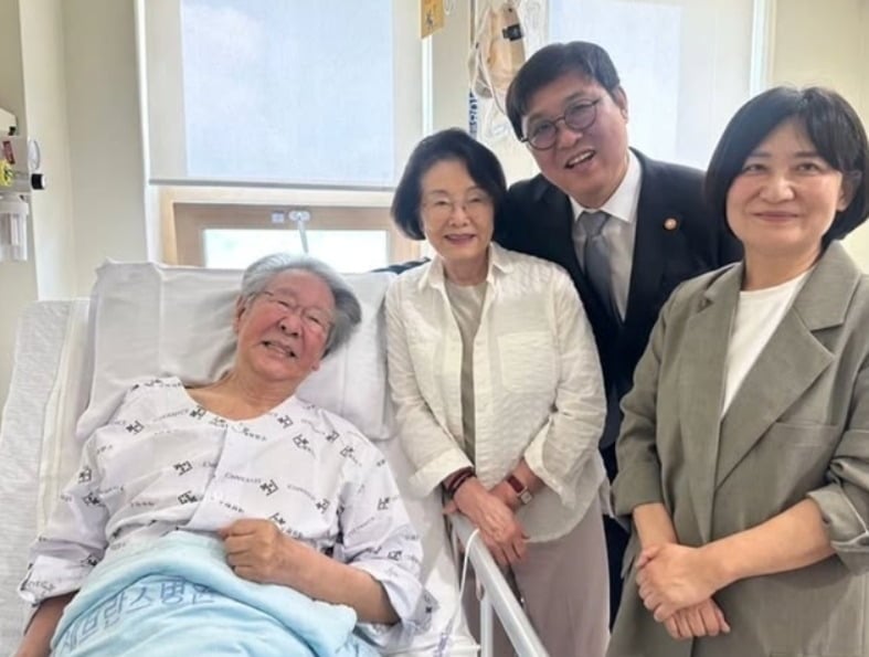 배우 최불암이 향년 87세로 별세한 가운데, 약 4개월 전 병실에서 밝게 웃던 고인의 모습이 재조명되고 있다. / 사진=SNS 갈무리