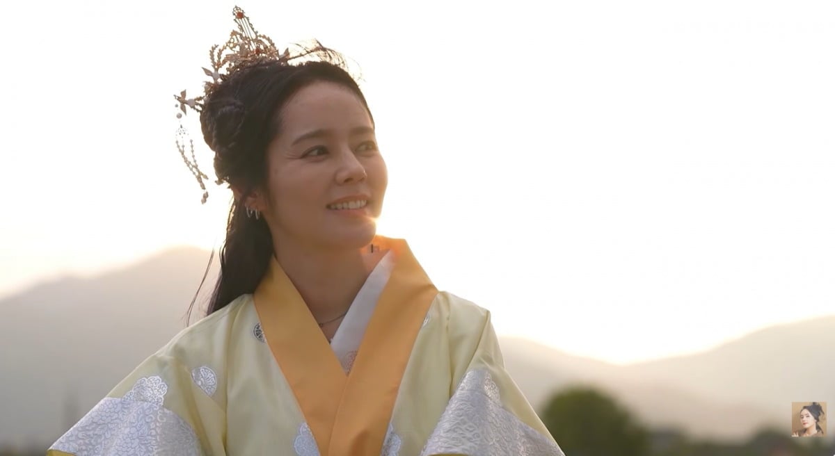 한가인이 신라 한복을 착용했다. / 사진='자유부인 한가인' 유튜브 캡처
