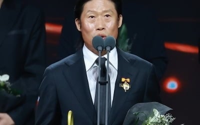 유해진, '신변보호 해제' 후 입 열었다…"좋은 영화로 보답할 것" 대통령표창 수상