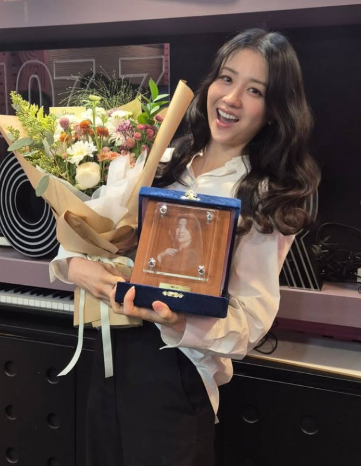 배우 박하선이 6년간 진행했던 라디오에서 하차했다. 감사패를 받고 있는 모습. / 사진='씨네타운' 공식 SNS