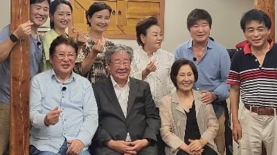임호, 故 최불암·김수미 함께 웃던 사진 꺼냈다…'전원일기' 가족들 환한 미소에 먹먹
