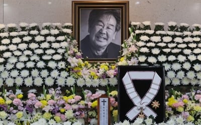 故 최불암 빈소, 유족 뜻 따라 내부 공개…영정 앞 금관문화훈장 놓였다