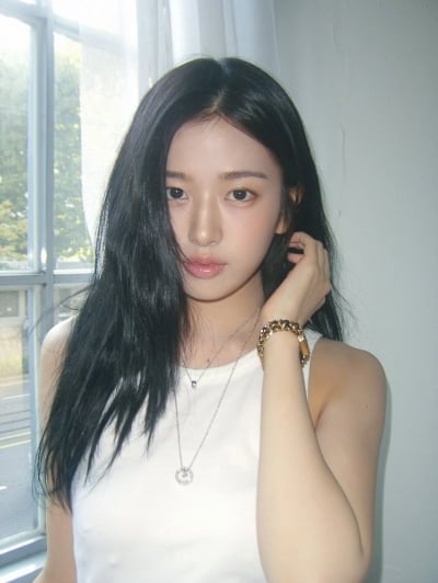 안유진, 흰 민소매 입고 청순미 폭발…별을 담은 듯한 눈동자